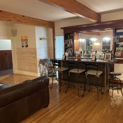 Hotel Broad Ripple - Lobby bar (self serve!)