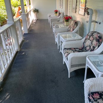 Metivier Inn - Side porch - Hotels Near Me - Mackinac Island, Michigan Metivier Inn - Side porch - Hotels Near Me - Mackinac Island, Michigan