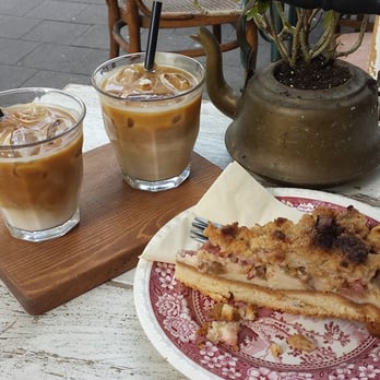 Bakeliet Kaffee - Iced Cappuccino with Rhubarb-Pudding-Cake - Coffee & Tea Near Me - Kiel, SH