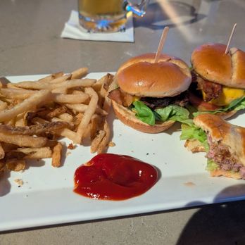 Seventy Six - Fort Apache - Classic sliders are yummy - New American Near Me - Las Vegas, Nevada Seventy Six - Fort Apache - Classic sliders are yummy - New American Near Me - Las Vegas, Nevada