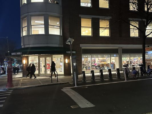 Barnes & Noble by null