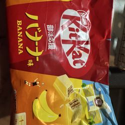 Chong's Supermarket - Banana Kit Kat - taste like banana pudding