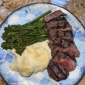 Tin Roof Bistro - Medium Steak with mashed potatoes and broccoli- all hits Perfectly seasoned - New American Near Me - Manhattan Beach, California Tin Roof Bistro - Medium Steak with mashed potatoes and broccoli- all hits Perfectly seasoned - New American Near Me - Manhattan Beach, California