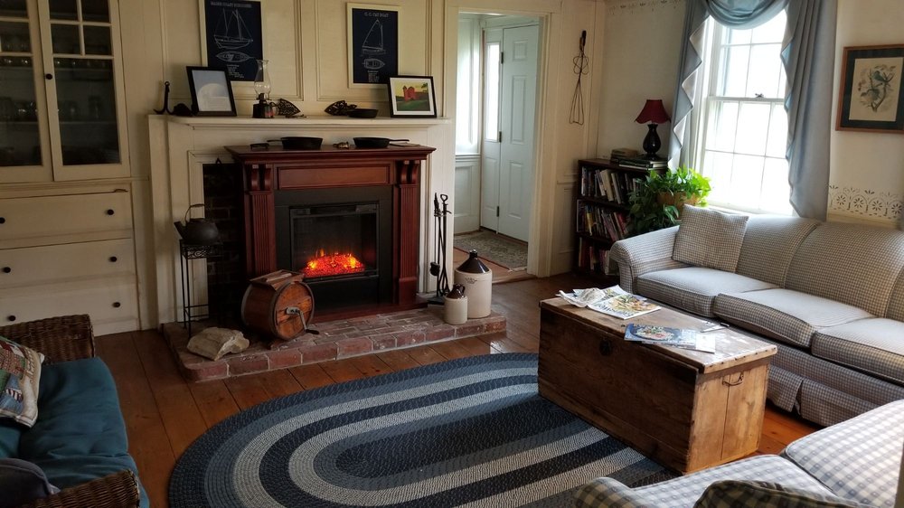 HAWK HOUSE INN Updated October 2024 32 Photos 349 Me129, South