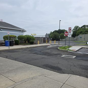 I-95 Southbound Darien Rest Area - Drive thru at back of building - Rest Stops Near Me - Darien, Connecticut