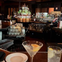 Hyde Park Prime Steakhouse - The bar vibe