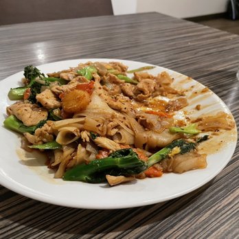 Kanda Thai Cuisine - Chicken Pad See Ew - Thai Near Me - San Diego, California Kanda Thai Cuisine - Chicken Pad See Ew - Thai Near Me - San Diego, California
