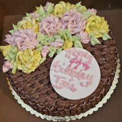 Junda's Pastry Shop - Have not tasted it yet but it sure is gorgeous. Moms birthday is tomorrow.