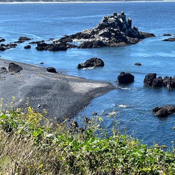 Yaquina Head Lighthouse - View of black cobblestone beach - Landmarks & Historical Buildings Near Me - Newport, Oregon Yaquina Head Lighthouse - View of black cobblestone beach - Landmarks & Historical Buildings Near Me - Newport, Oregon