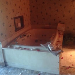 Jacuzzi Tub. Candles, bubble bath and rose petals...just gorgeous!!!