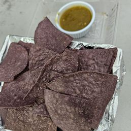 chips and tomatillo salsa