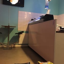 Gala Sushi House - Bra soffa att vänta på sushin i. Väldigt litet men grym sushi!
