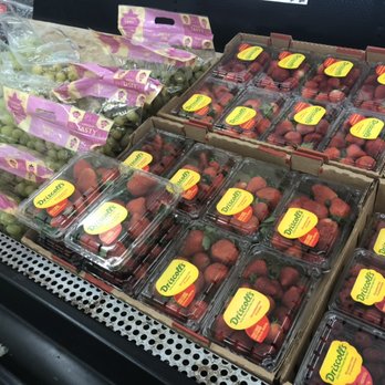 Lee's Market - a display of strawberries and grapes - Fruits & Veggies Near Me - Conshohocken, Pennsylvania Lee's Market - a display of strawberries and grapes - Fruits & Veggies Near Me - Conshohocken, Pennsylvania