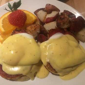 Emma's Country Kitchen - Emma's Benny - peameal bacon on biscuits - Breakfast & Brunch Near Me - Toronto, Ontario