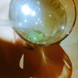 Arbanus - Agua arbanus: limón, jengibre, miel y menta fresca.