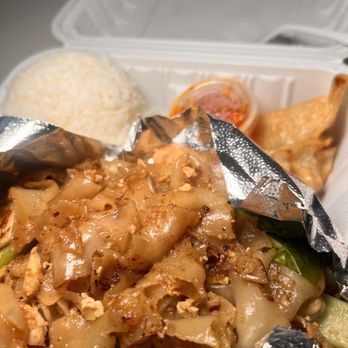 Good Thai Kitchen - $10 chicken Pad Thai ( All Day special ) - Thai Near Me - Los Angeles, California Good Thai Kitchen - $10 chicken Pad Thai ( All Day special ) - Thai Near Me - Los Angeles, California