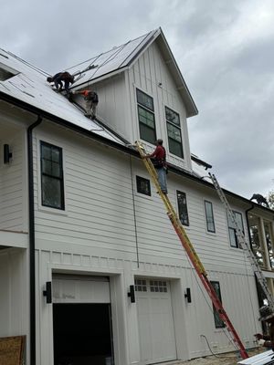 Woody's Roofing Logo