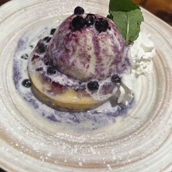 Bubba Gump Shrimp - Lemon cake with blueberries and ice cream! - Seafood Near Me - Orlando, Florida Bubba Gump Shrimp - Lemon cake with blueberries and ice cream! - Seafood Near Me - Orlando, Florida