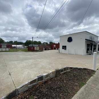Cafe Belli - Outside, some patio dining and a private parking lot - Cafes Near Me - Atlanta, Georgia