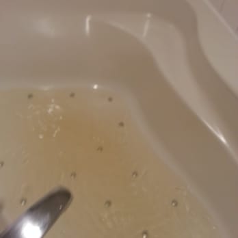 Auld Holland Inn - Dirty pipes and tub - Hotels Near Me - Oak Harbor, Washington
