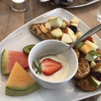 Café Zeitgeist - Vegan waffles with fruit and yogurt - Cafes Near Me - Lüneburg, NI Café Zeitgeist - Vegan waffles with fruit and yogurt - Cafes Near Me - Lüneburg, NI