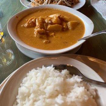 Malee's Thai Kitchen - Rice, chicken mussaman curry and chicken pad Thai! - Thai Near Me - Lake Oswego, Oregon Malee's Thai Kitchen - Rice, chicken mussaman curry and chicken pad Thai! - Thai Near Me - Lake Oswego, Oregon