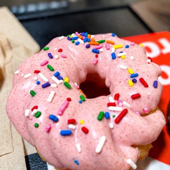 7-Eleven Hawaii - strawberry sprinkle French cruller - Convenience Stores Near Me - Honolulu, Hawaii