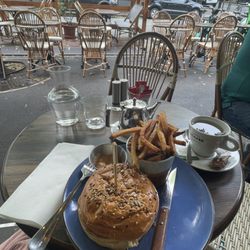 Gloriette Café - Burger and fries and green tea