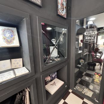 Route Lisbon Tattoo Shop - Piercing Near Me - Lisbon, 11