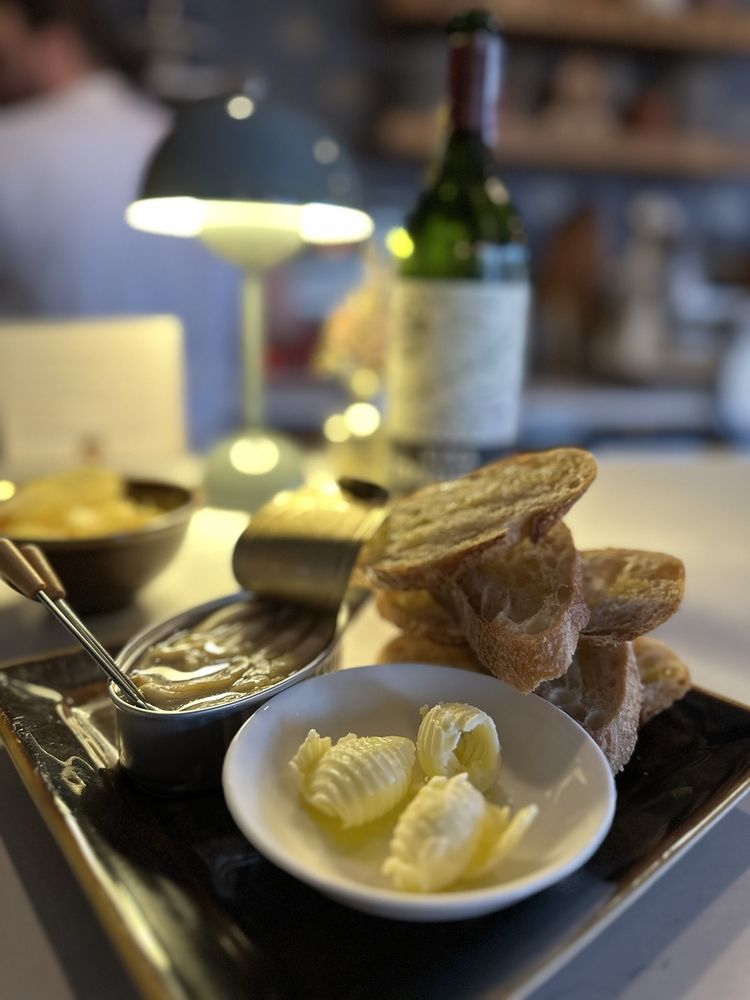 LA CAVE WINE BAR Updated July 2024 43 Photos 42 Center St