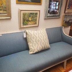 Pillars Antiques - Swedish couch