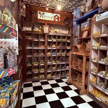 Hollywood Candy - Candy Stores Near Me - Omaha, Nebraska