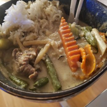 Roi Siam - Green cury with beef, mixed with steamed vegetables and white rice. So good! - Thai Near Me - Union City, New Jersey