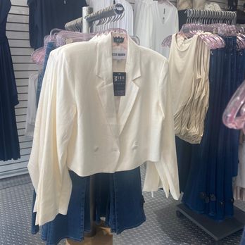"B" CHIC - Love the crop blazer - Women's Clothing Near Me - Wilton, Connecticut "B" CHIC - Love the crop blazer - Women's Clothing Near Me - Wilton, Connecticut