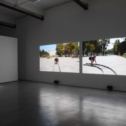 Argos - Exposition "Si tu veux voir le monde, ferme tes yeux" 08.2.2015 - 05.4.2015 Image : Krassimir Terziev, "SELF)TRACKING SHOT" 2011