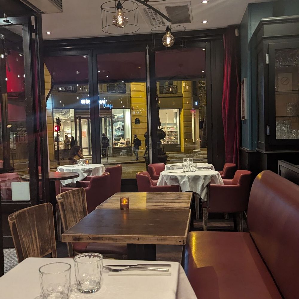 Aux Deux Ecus - Inside - Brasseries Near Me - Paris 01, 75 Aux Deux Ecus - Inside - Brasseries Near Me - Paris 01, 75