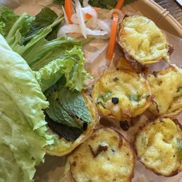 Bánh khọt giòn , béo , điểm cộng nước mắm rất ngon Bánh khọt giòn , béo , điểm cộng nước mắm rất ngon