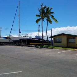 Moloka'i Pier and Boat Harbor - Lots of parking at then Molokai Pier and Boat Harbor