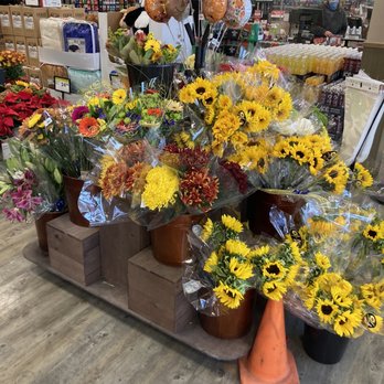 Smart & Final Extra! - a display of sunflowers - Grocery Near Me - Paso Robles, California Smart & Final Extra! - a display of sunflowers - Grocery Near Me - Paso Robles, California
