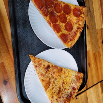Pizza Foto - A slice of cheese and a slice of pepperoni. - Pizza Near Me - New York, New York