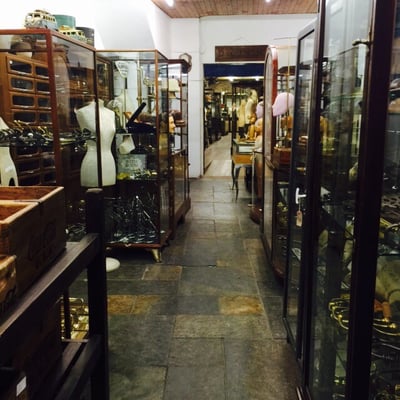 D & A Binder - Antique Shop Cabinets & Bespoke Shopfittings for Hire or Purchase by null