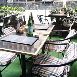Dubliner Irish Pub - Outdoor seating