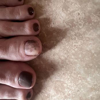 7 Day Spa & Nails - The polish on her toe slid right off. - Nail Salons Near Me - Tempe, Arizona