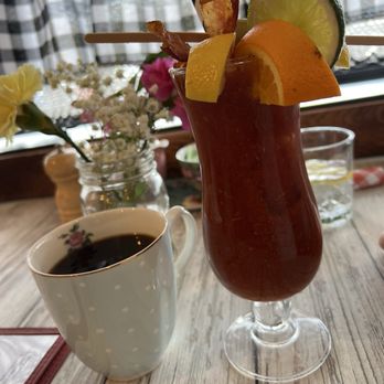Farmhouse Blakeslee - Coffee and Bloody Mary - New American Near Me - Blakeslee, Pennsylvania