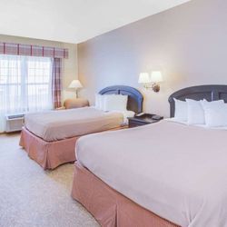 Baymont by Wyndham Waunakee - Guest room