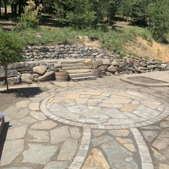 K2 Landscaping - Slate patio and upper terrace with boulder retaining walls - Landscaping Near Me K2 Landscaping - Slate patio and upper terrace with boulder retaining walls - Landscaping Near Me
