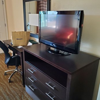 Quality Inn & Suites Gilroy - TV and desk area. - Hotels Near Me - Gilroy, California Quality Inn & Suites Gilroy - TV and desk area. - Hotels Near Me - Gilroy, California