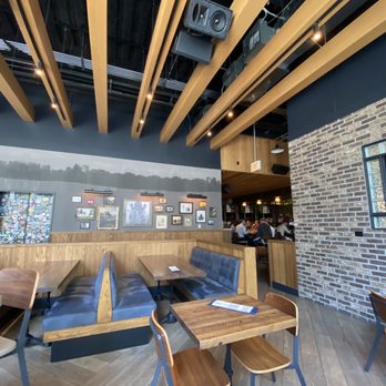 Crushed by Giants - Seating area - Brewpubs Near Me - Chicago, Illinois