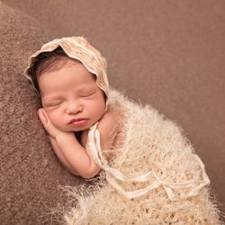 Mamarazzi Photography - Newborn-Tan BG w/ivory blanket & bonnet