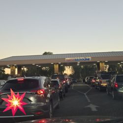 Costco Gasoline - Everyone and their mama getting gas today at 6 pm!